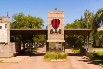 Fachada e instalaciones del Club Atlético Carcarañá, institución sancionada por el Gobierno de Santa Fe tras los hechos de violencia ocurridos durante un partido de la Liga Cañadense.