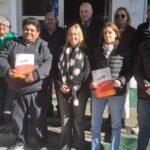 Autoridades provinciales y representantes de clubes durante la firma de convenios del programa Alentar para financiar obras de infraestructura deportiva en Santa Fe.