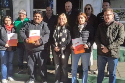 Autoridades provinciales y representantes de clubes durante la firma de convenios del programa Alentar para financiar obras de infraestructura deportiva en Santa Fe.