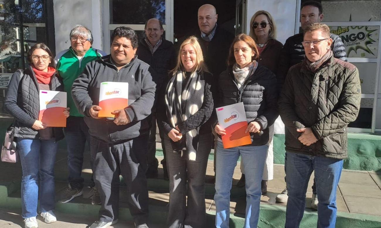 Autoridades provinciales y representantes de clubes durante la firma de convenios del programa Alentar para financiar obras de infraestructura deportiva en Santa Fe.
