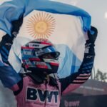 Franco Colapinto celebra en Silverstone tras una gran remontada que lo llevó del puesto 19 al 9°, sumando puntos valiosos en el Gran Premio de Gran Bretaña.