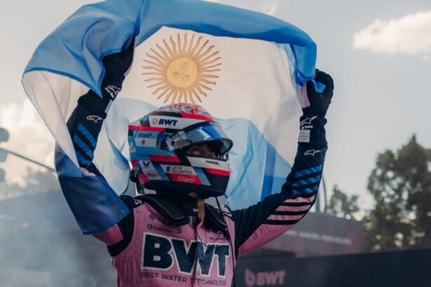 Franco Colapinto celebra en Silverstone tras una gran remontada que lo llevó del puesto 19 al 9°, sumando puntos valiosos en el Gran Premio de Gran Bretaña.