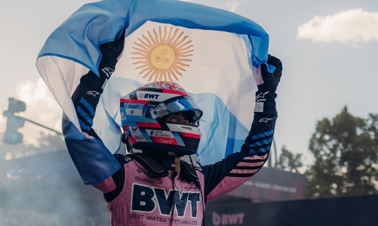 Franco Colapinto celebra en Silverstone tras una gran remontada que lo llevó del puesto 19 al 9°, sumando puntos valiosos en el Gran Premio de Gran Bretaña.
