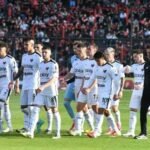 Los jugadores de Colón se retiran del campo de juego tras una derrota en el estadio Brigadier López. Foto de archivo.