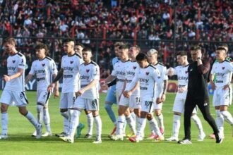 Los jugadores de Colón se retiran del campo de juego tras una derrota en el estadio Brigadier López. Foto de archivo.