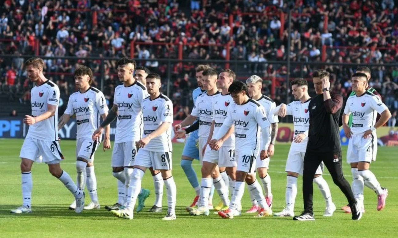 Los jugadores de Colón se retiran del campo de juego tras una derrota en el estadio Brigadier López. Foto de archivo.