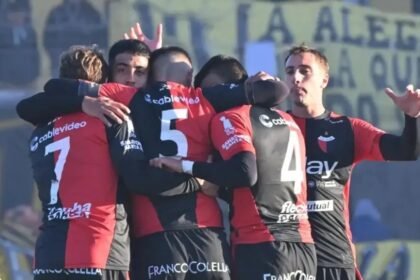 El plantel de Colón celebra una victoria en la Primera Nacional. El Sabalero volvió a sumar de a tres como visitante y mantiene sus aspiraciones en el campeonato. Foto de archivo.