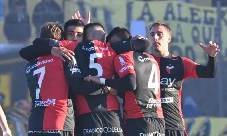 El plantel de Colón celebra una victoria en la Primera Nacional. El Sabalero volvió a sumar de a tres como visitante y mantiene sus aspiraciones en el campeonato. Foto de archivo.