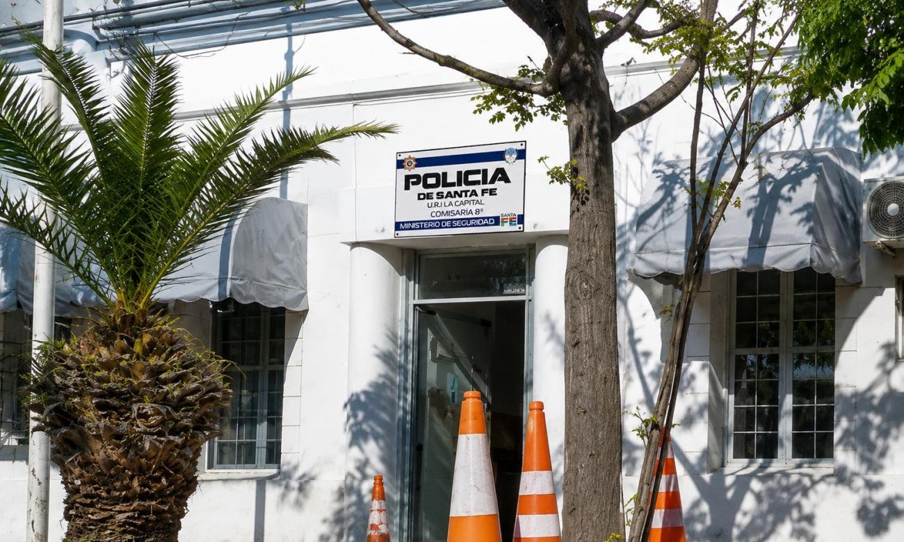 Vista exterior de la Comisaría Octava de la Policía de Santa Fe, con sede en el barrio Guadalupe. Foto de archivo.