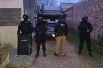 Personal de la Policía de Investigaciones durante un procedimiento realizado en el marco de una investigación por robos reiterados. Foto: Prensa PDI.