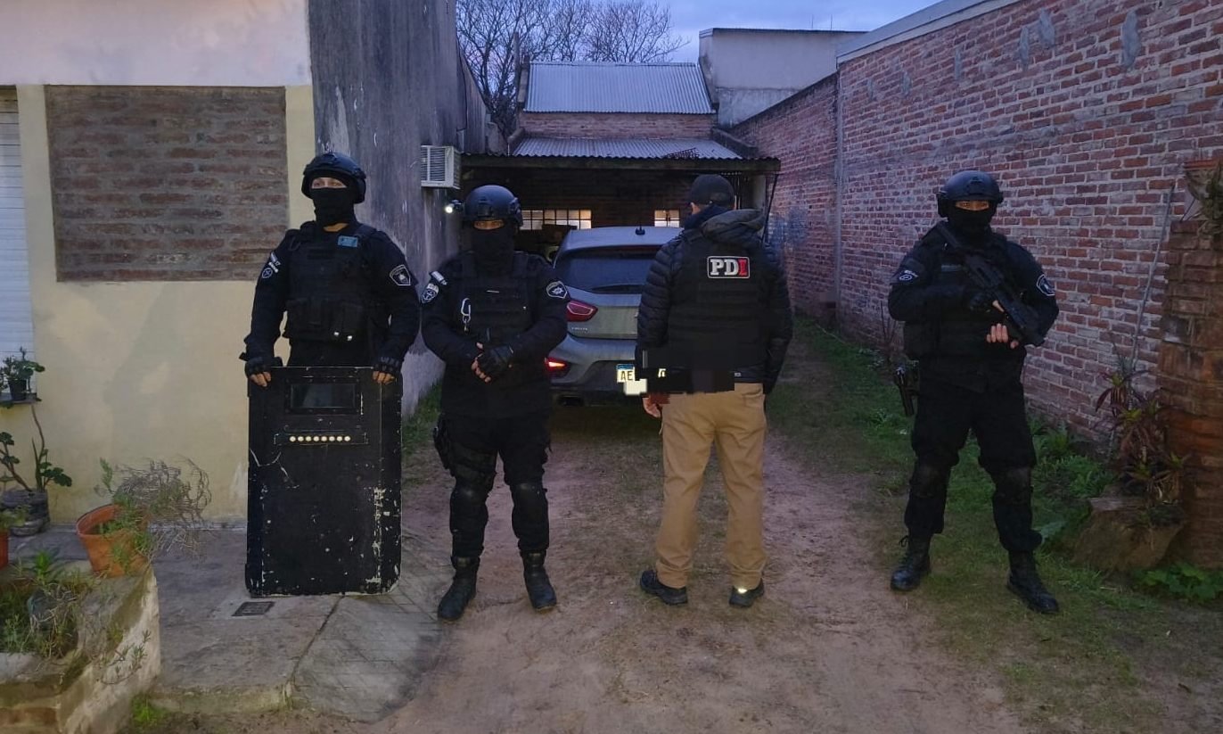 Personal de la Policía de Investigaciones durante un procedimiento realizado en el marco de una investigación por robos reiterados. Foto: Prensa PDI.