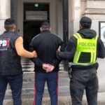 Personal de la Policía de Investigaciones (PDI) durante el procedimiento en el que fue detenido un hombre de 27 años, en el marco de la investigación por el homicidio de Federico Pablo Acosta. Foto: Prensa PDI.