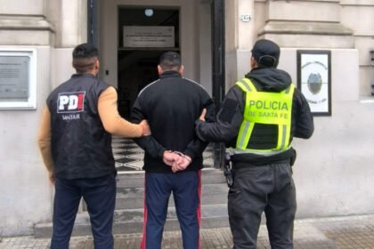 Personal de la Policía de Investigaciones (PDI) durante el procedimiento en el que fue detenido un hombre de 27 años, en el marco de la investigación por el homicidio de Federico Pablo Acosta. Foto: Prensa PDI.