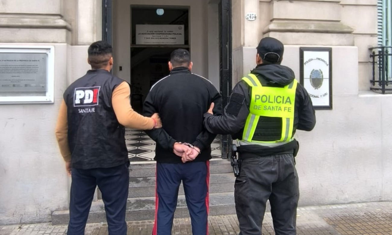 Personal de la Policía de Investigaciones (PDI) durante el procedimiento en el que fue detenido un hombre de 27 años, en el marco de la investigación por el homicidio de Federico Pablo Acosta. Foto: Prensa PDI.