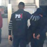 Personal de la Policía de Investigaciones durante el procedimiento en el que fue detenido un adolescente de 17 años por el homicidio investigado en barrio Chalet, en dependencias de la Comisaría 1ª de la ciudad de Santa Fe.