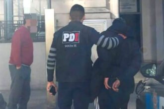 Personal de la Policía de Investigaciones durante el procedimiento en el que fue detenido un adolescente de 17 años por el homicidio investigado en barrio Chalet, en dependencias de la Comisaría 1ª de la ciudad de Santa Fe.