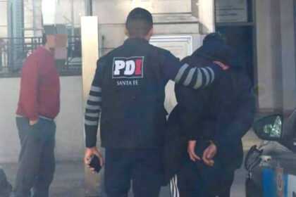 Personal de la Policía de Investigaciones durante el procedimiento en el que fue detenido un adolescente de 17 años por el homicidio investigado en barrio Chalet, en dependencias de la Comisaría 1ª de la ciudad de Santa Fe.