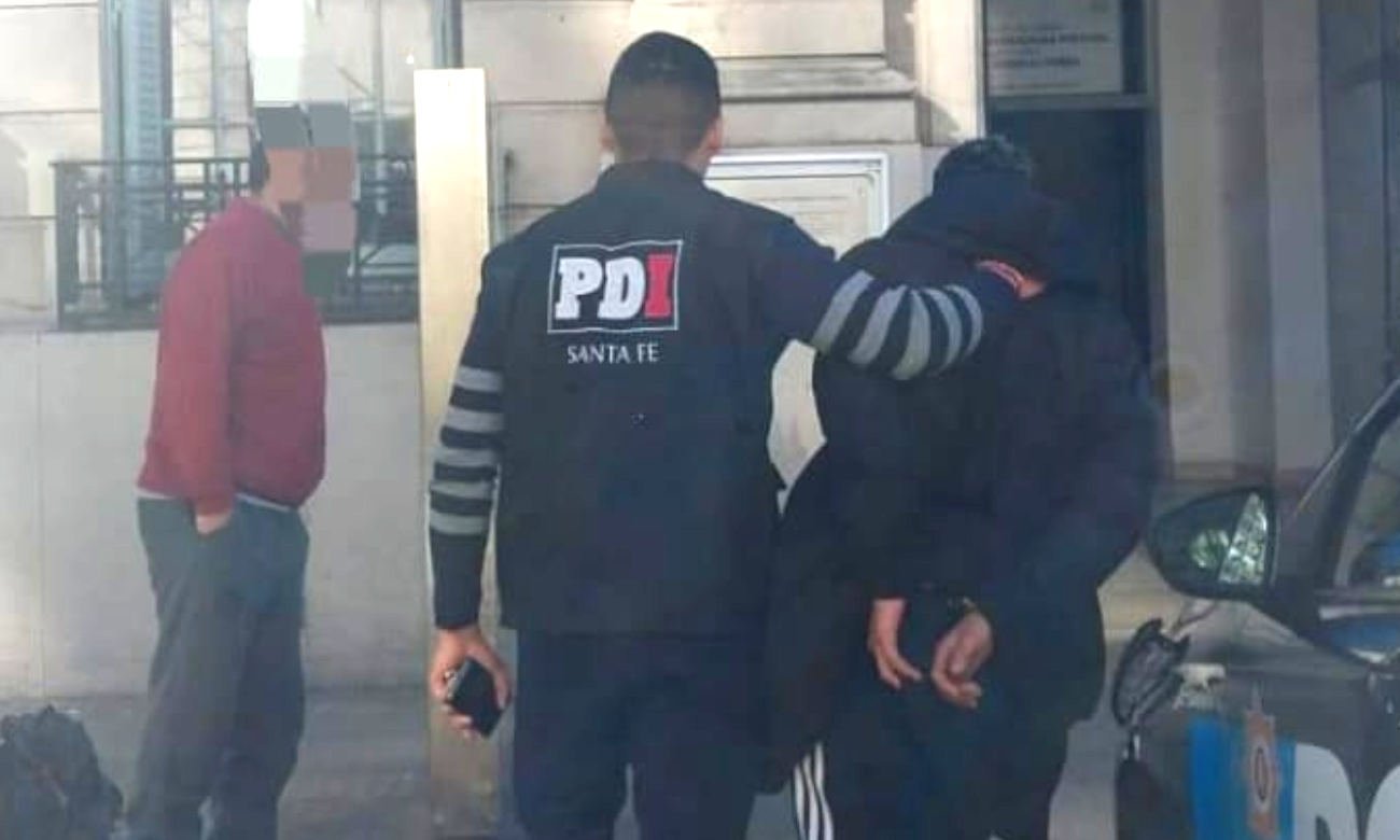Personal de la Policía de Investigaciones durante el procedimiento en el que fue detenido un adolescente de 17 años por el homicidio investigado en barrio Chalet, en dependencias de la Comisaría 1ª de la ciudad de Santa Fe.