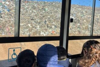 Estudiantes recorren el Polo Educativo Ambiental de Santa Fe durante una jornada dedicada al aprendizaje sobre gestión de residuos y cuidado del ambiente.