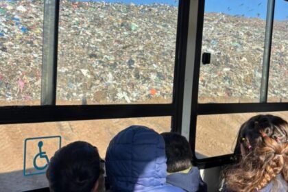 Estudiantes recorren el Polo Educativo Ambiental de Santa Fe durante una jornada dedicada al aprendizaje sobre gestión de residuos y cuidado del ambiente.