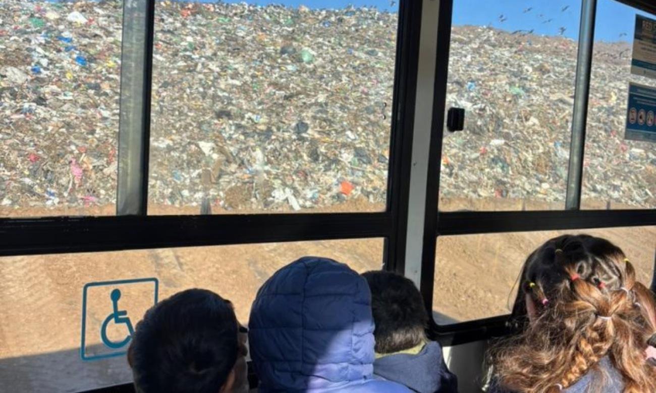 Estudiantes recorren el Polo Educativo Ambiental de Santa Fe durante una jornada dedicada al aprendizaje sobre gestión de residuos y cuidado del ambiente.
