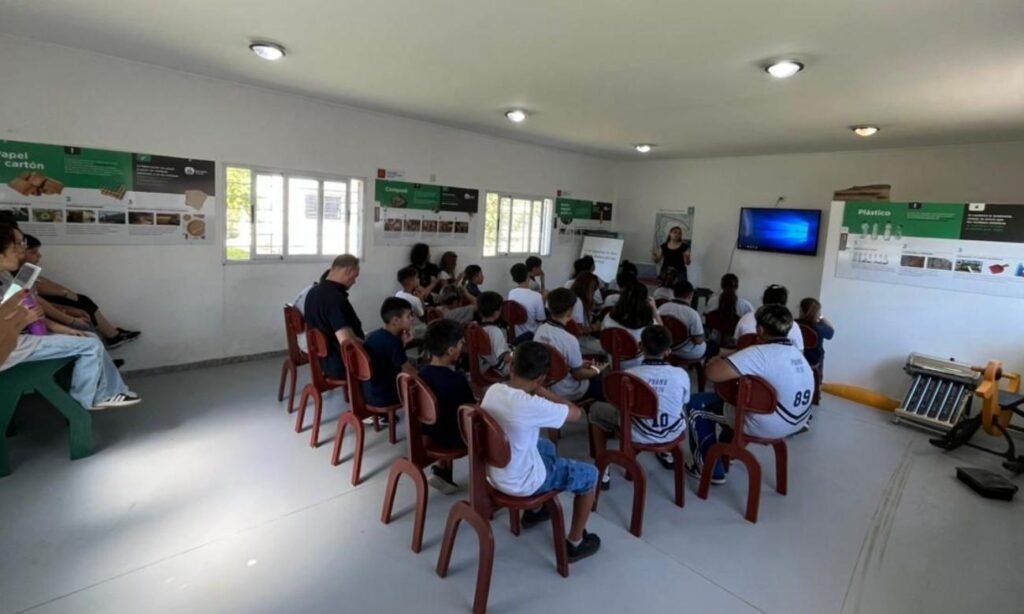 Estudiantes participan de una visita educativa en el Polo Educativo Ambiental de Santa Fe, donde conocen el proceso de gestión de residuos y la importancia del cuidado del ambiente.