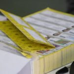 Boletas únicas dispuestas en un aula durante una jornada electoral en la provincia de Santa Fe. Foto de archivo.