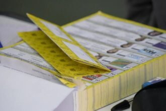 Boletas únicas dispuestas en un aula durante una jornada electoral en la provincia de Santa Fe. Foto de archivo.