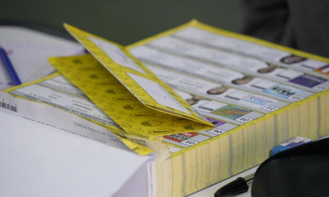 Boletas únicas dispuestas en un aula durante una jornada electoral en la provincia de Santa Fe. Foto de archivo.