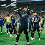 Enzo Fernández celebra el gol del empate que inició la histórica remontada de Argentina ante Inglaterra en las semifinales del Mundial 2026. Foto: Gentileza.