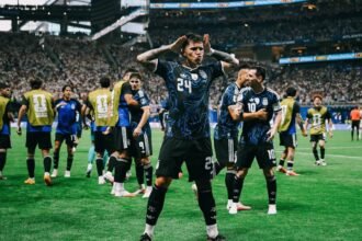 Enzo Fernández celebra el gol del empate que inició la histórica remontada de Argentina ante Inglaterra en las semifinales del Mundial 2026. Foto: Gentileza.