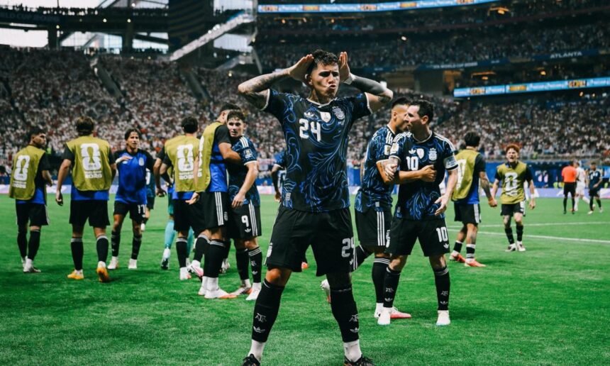 Enzo Fernández celebra el gol del empate que inició la histórica remontada de Argentina ante Inglaterra en las semifinales del Mundial 2026. Foto: Gentileza.