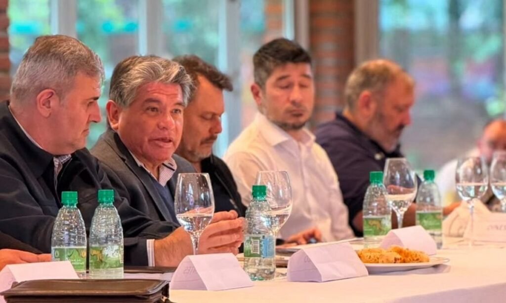 Reunión de autoridades provinciales y organismos de Protección Civil para coordinar acciones preventivas frente al fenómeno de El Niño.