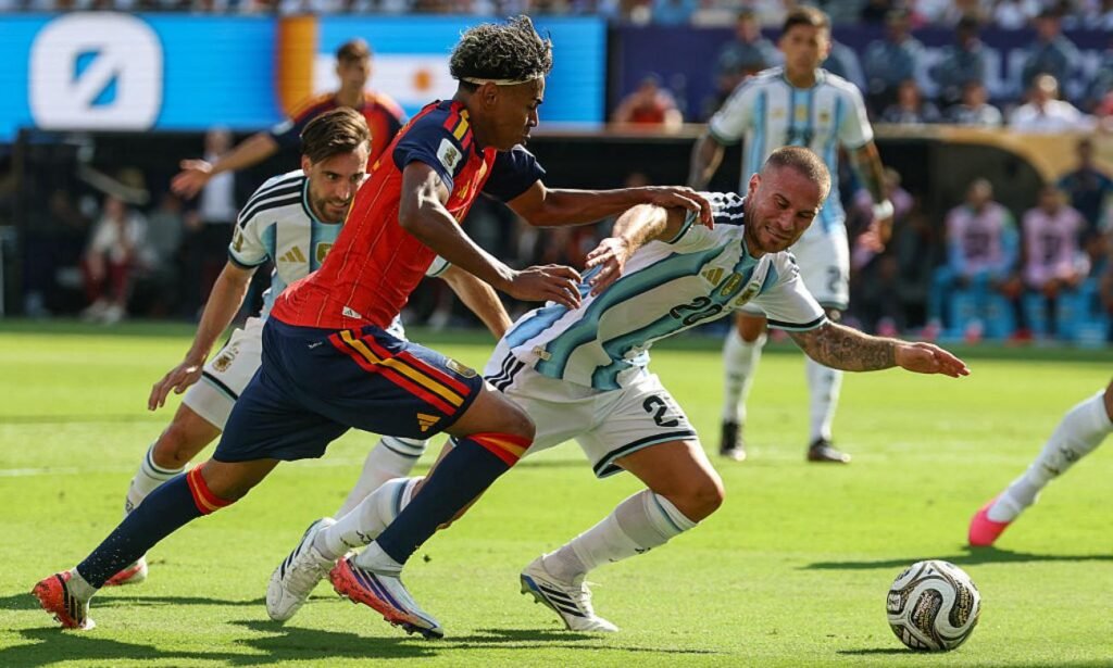 Jugadores de Argentina y España disputan la final del Mundial 2026 en el MetLife Stadium de Nueva Jersey. Foto de archivo.