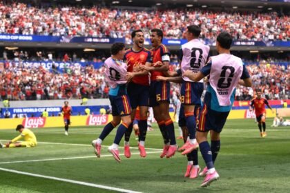 Mikel Merino celebra el gol que le dio a España la clasificación a las semifinales del Mundial, en un partido decisivo ante Bélgica.