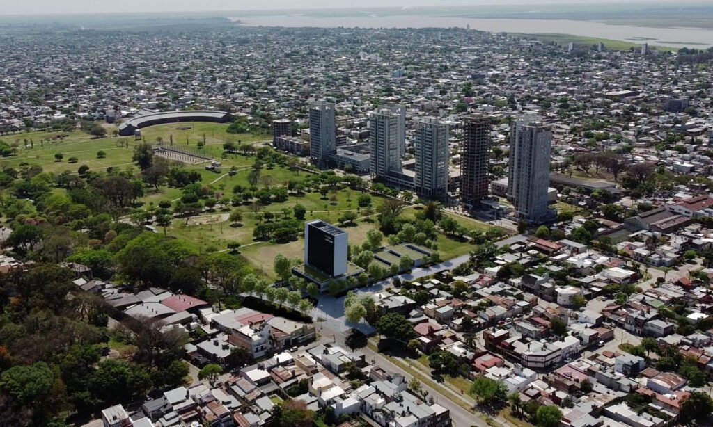 Imagen de la propuesta arquitectónica de la nueva Estación Policial del Parque Federal. La obra incluirá áreas para personal policial, estacionamiento para móviles y mejoras urbanas en el entorno del espacio público.