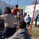 Niñas, niños y familias participan de actividades recreativas organizadas en una Estación Municipal de la ciudad de Santa Fe durante una jornada comunitaria.