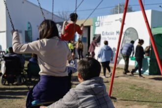 Niñas, niños y familias participan de actividades recreativas organizadas en una Estación Municipal de la ciudad de Santa Fe durante una jornada comunitaria.