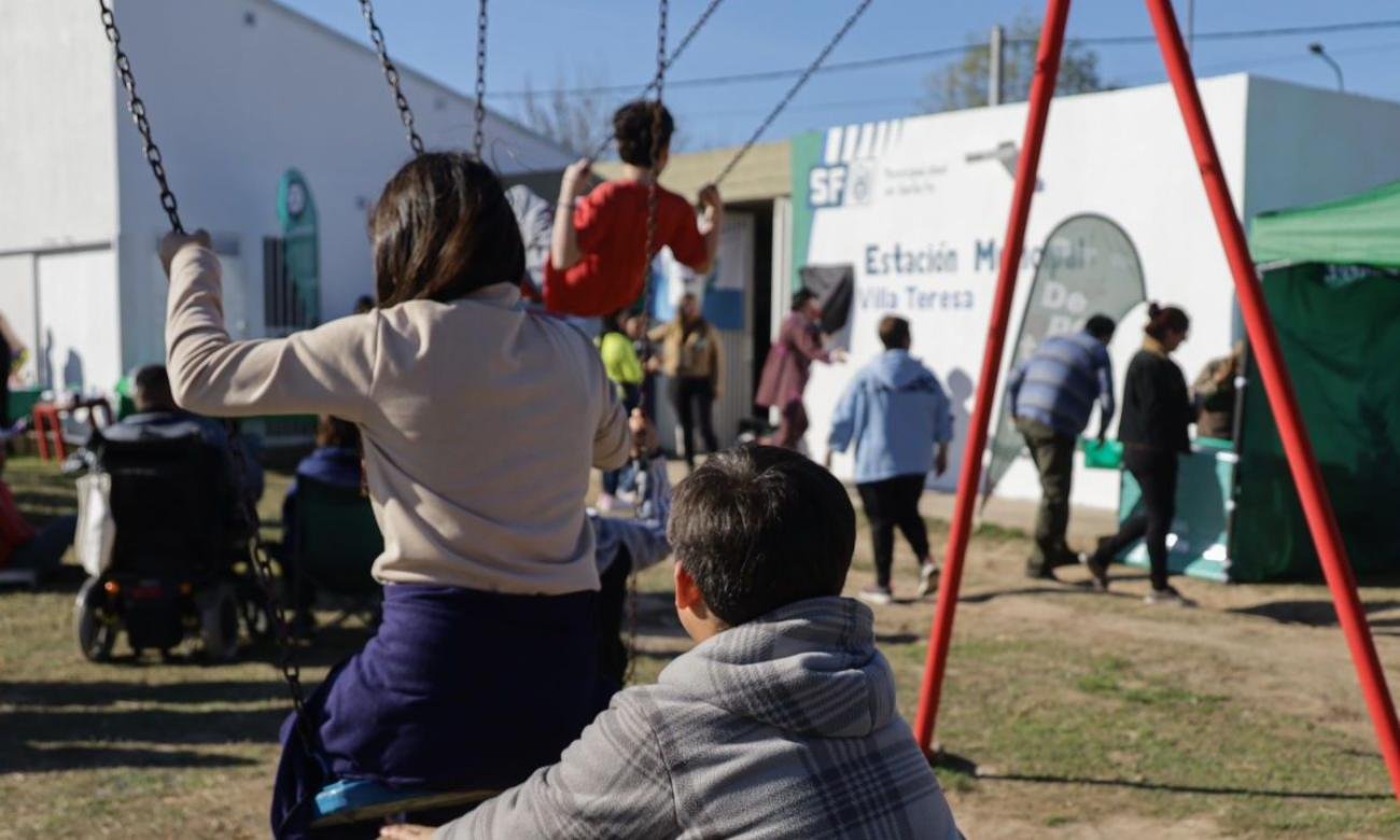Niñas, niños y familias participan de actividades recreativas organizadas en una Estación Municipal de la ciudad de Santa Fe durante una jornada comunitaria.