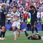 Charles De Ketelaere celebra uno de los goles de Bélgica en la victoria sobre Estados Unidos que clasificó al equipo europeo a los cuartos de final del Mundial.