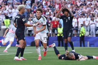 Charles De Ketelaere celebra uno de los goles de Bélgica en la victoria sobre Estados Unidos que clasificó al equipo europeo a los cuartos de final del Mundial.