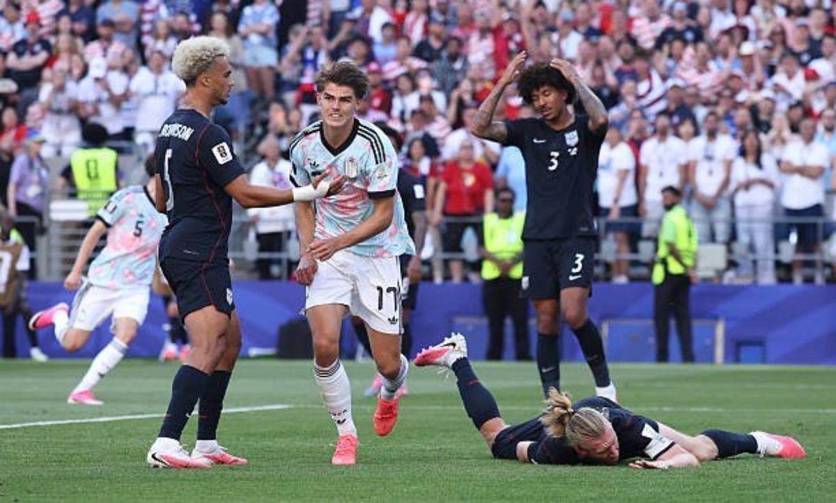 Charles De Ketelaere celebra uno de los goles de Bélgica en la victoria sobre Estados Unidos que clasificó al equipo europeo a los cuartos de final del Mundial.
