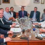 Representantes del Gobierno de Santa Fe y de los gremios estatales durante una reunión paritaria.