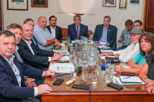 Representantes del Gobierno de Santa Fe y de los gremios estatales durante una reunión paritaria.