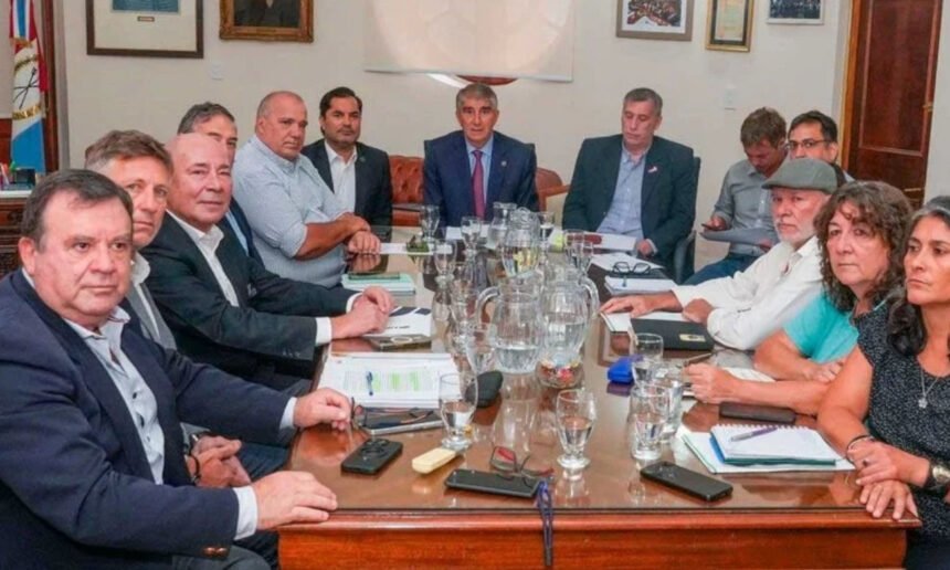 Representantes del Gobierno de Santa Fe y de los gremios estatales durante una reunión paritaria.