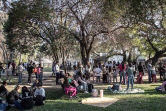 Turistas y familias disfrutan de las propuestas culturales, gastronómicas y recreativas que forman parte de la agenda turística de Santa Fe. Foto de archivo.