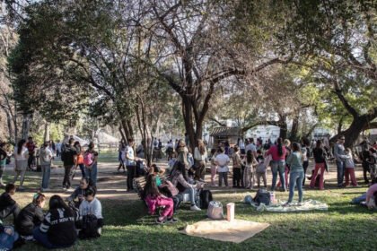 Turistas y familias disfrutan de las propuestas culturales, gastronómicas y recreativas que forman parte de la agenda turística de Santa Fe. Foto de archivo.