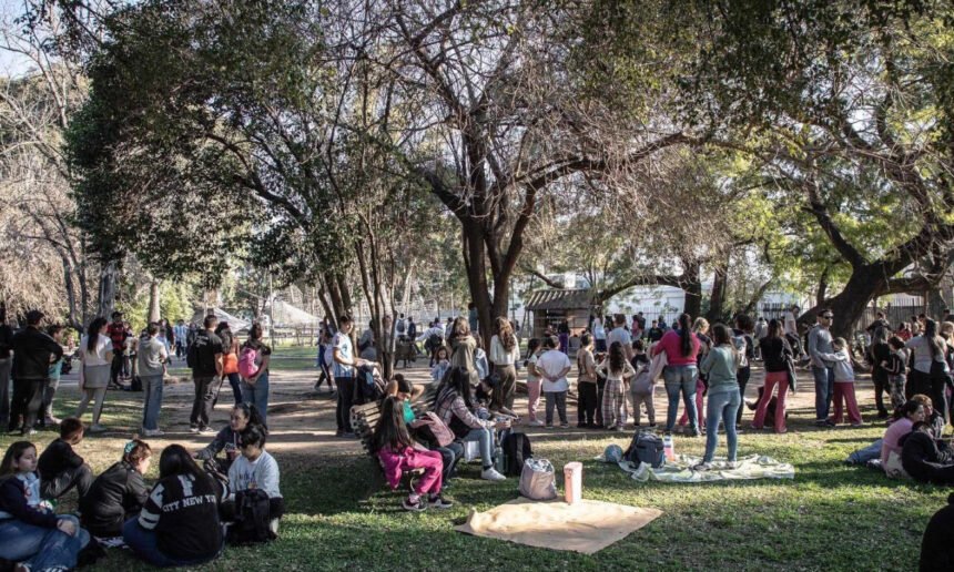 Turistas y familias disfrutan de las propuestas culturales, gastronómicas y recreativas que forman parte de la agenda turística de Santa Fe. Foto de archivo.