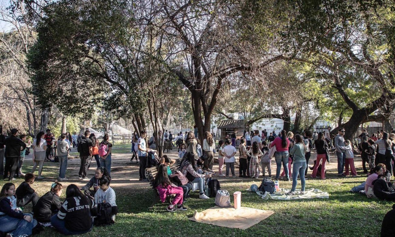 Turistas y familias disfrutan de las propuestas culturales, gastronómicas y recreativas que forman parte de la agenda turística de Santa Fe. Foto de archivo.