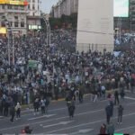 Miles de personas se congregan en el Obelisco de Buenos Aires para celebrar un triunfo de la Selección argentina en una jornada de festejos populares.